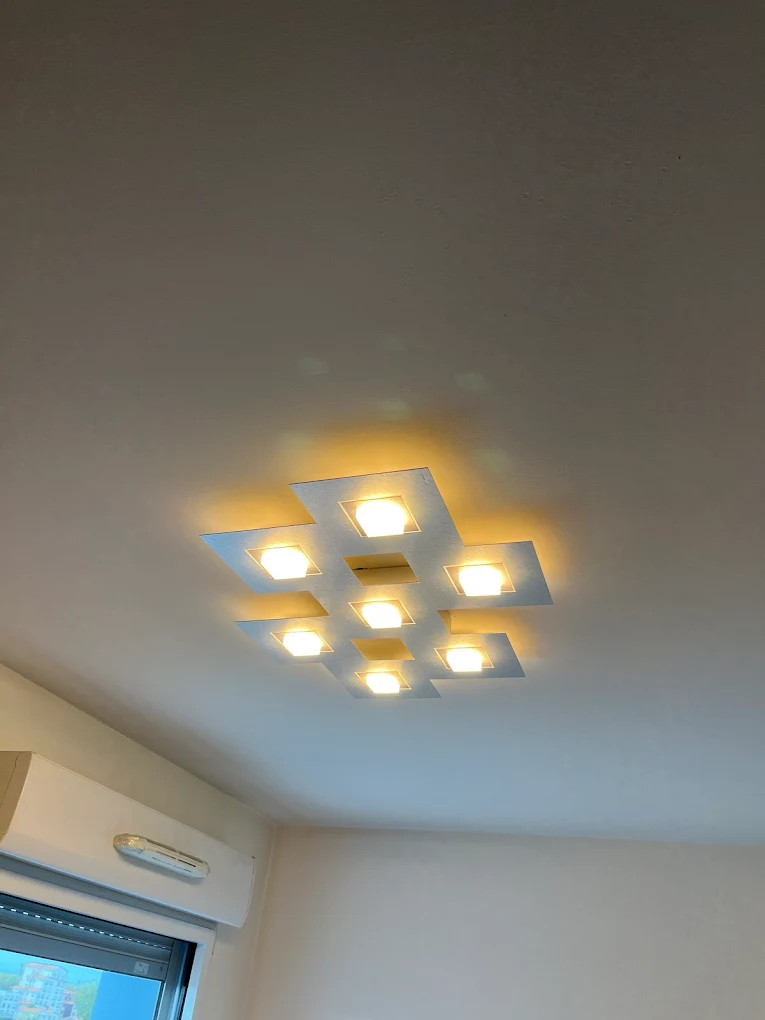 Plafonnier à spots orientables