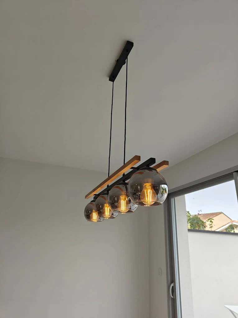 Suspension bois au-dessus d'une table